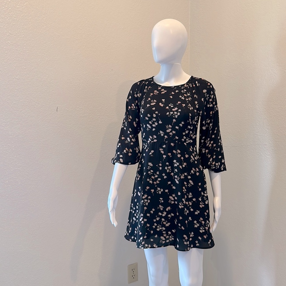 Ann Taylor Petite elegant and comfy double layer dress w/light colored flowers
